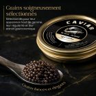 Gros plan du Caviar Royal Selection Black Almas aux grains gris anthracite brillants
