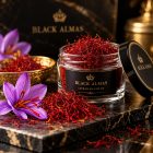 Safran en pistils premium Black Almas présenté dans un élégant pot avec des fleurs de crocus