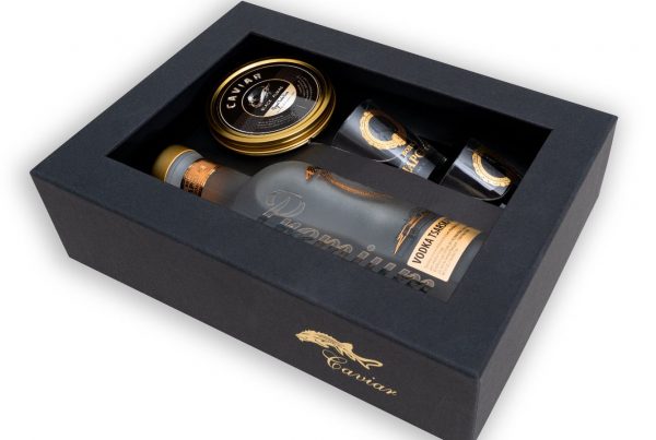 Offrez un coffret cadeau caviar Royal Selection 100g avec vodka Tsarskaya Gold. Idéal pour 4 personnes. Livraison rapide en France.