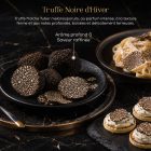 Truffe noire fraîche Tuber melanosporum, entière et tranchée, accompagnée d’un plat gastronomique