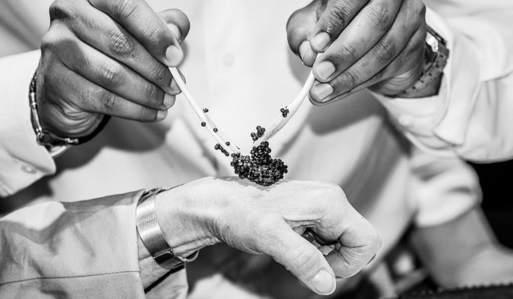 Comment déguster le caviar sur la main