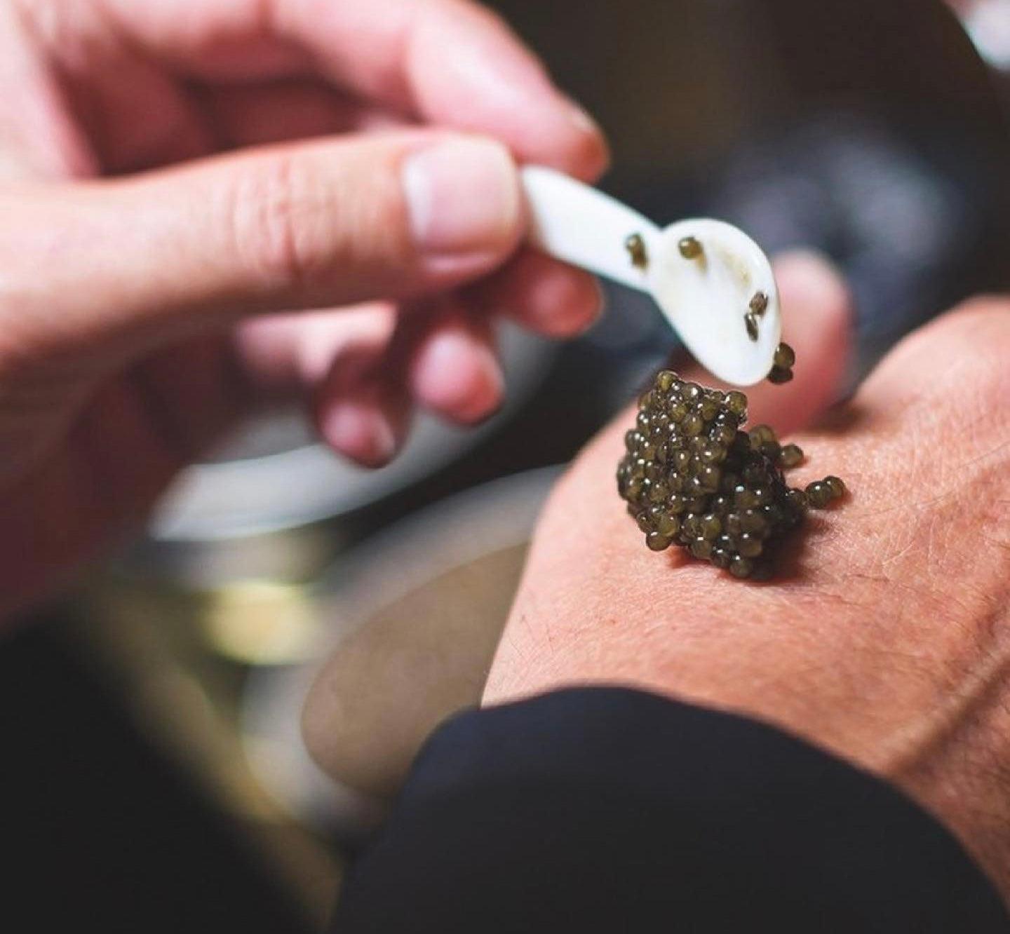 La dégustation du caviar sur la main